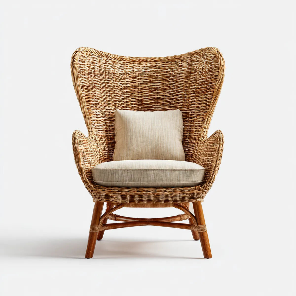 Poltrona a orecchioni in rattan naturale marrone con cuscini beige 76 x 82 x 112 cm